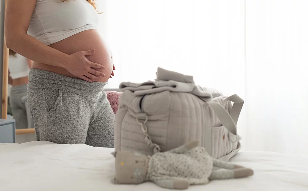 Mujer embarazada preparada para recibir a su bebé